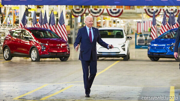 Il CEO di GM ha difeso Tesla e Musk davanti a Biden, ma lo sgarbo è avvenuto comunque | Carscoops